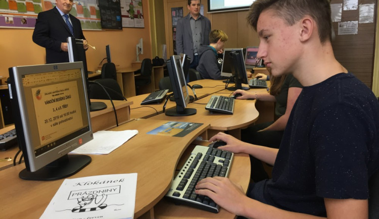 Školní časopis mohou nově dříteňští studenti vytvářet na nových počítačích