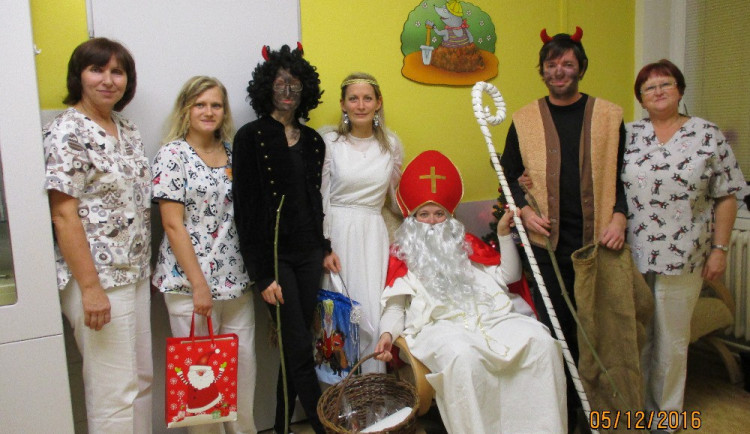 Lékařky poprvé oblékly veselé uniformy na Mikuláše.