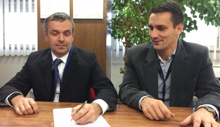 Zdeněk Tipek z SÚJB předal temelínskému řediteli Bohdanu Zronkovi poslední povolení ke startu reaktoru. Nový zákon platný od roku 2017 tento krok již neobsahuje