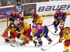 Jihočeši zahodili v první třetině několik vyložených příležitostí. Na snímku jedna z nich v podání Tomáše Nouzy