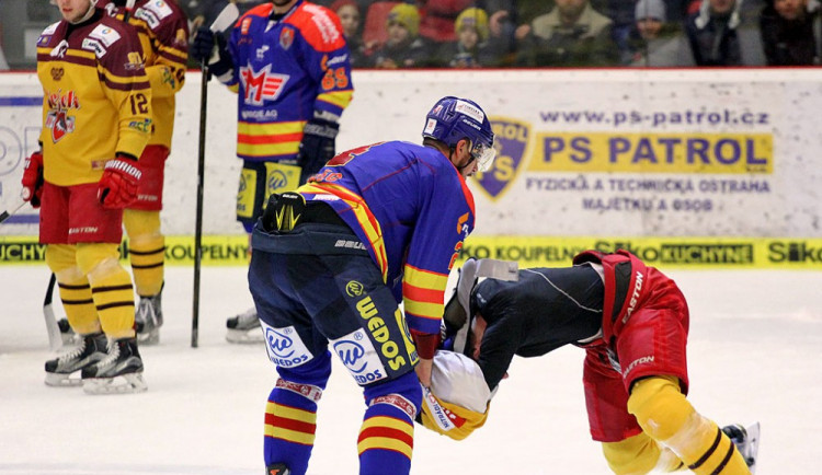 Závěr zápasu okořenila bitka mezi Martinem Mazancem a Davidem Kajínkem. Vítězem se stal domácí bek