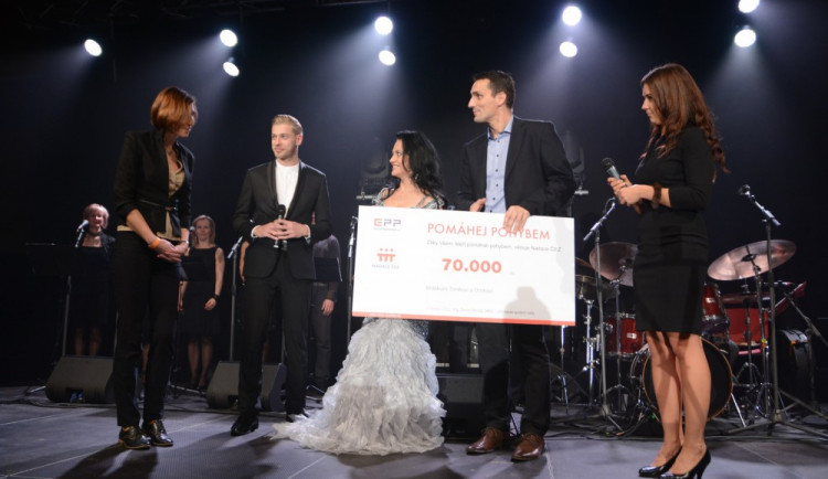 Symbolický šek na 70 000 Kč si během koncertu Lucie Bílé od ředitele elektrárny Temelín převzala autorka projektu Valerie Chromá