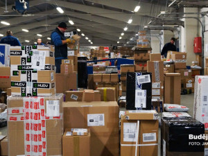 Předvánoční ruch v depu PPL