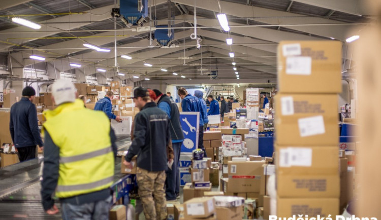 Předvánoční ruch v depu PPL