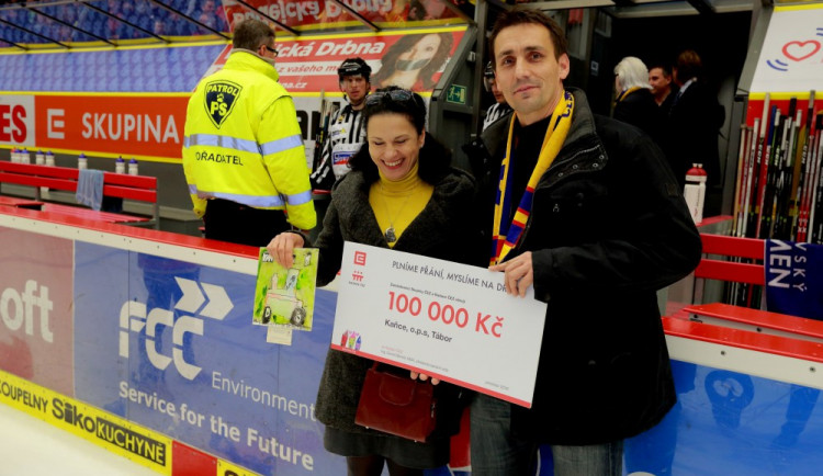 Ředitel temelínské elektrárny Bohdan Zronek předal šek zástupcům Kaňky o přestávce  během utkátní ČEZ Motoru s Jihlavou