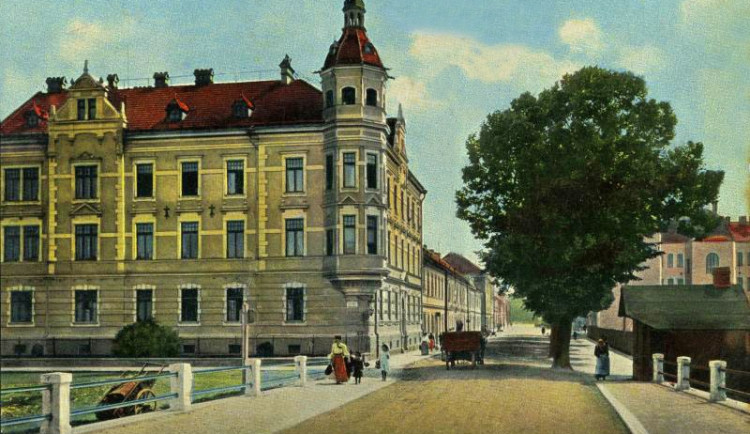 Husova třída od Dlouhého mostu do města v roce 1928