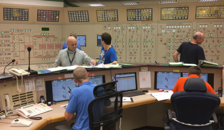 Při připojování bloku jsou na velíně vedle operátorů i další odborníci