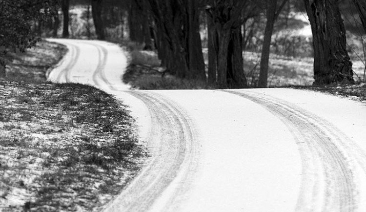 SJÍZDNOST: Na silnicích v lesích na jihu Čech leží místy zledovatělý sníh