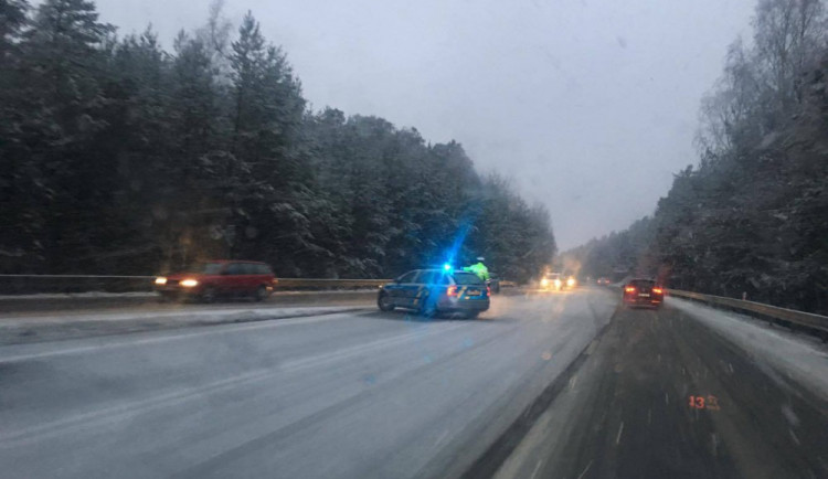 Policisté na místě odkláněli dopravu