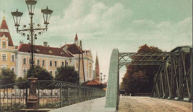 Železný most byl léta dřevěný. Jezdila po něm koněspřežka