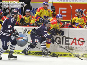 David Kuchejda bráněný Janem Bednářem