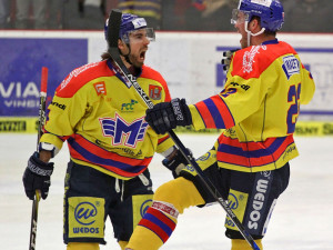 Jakub Suchánek (vpravo s Dušanem Žovincem) vstřelil druhou branku Motoru