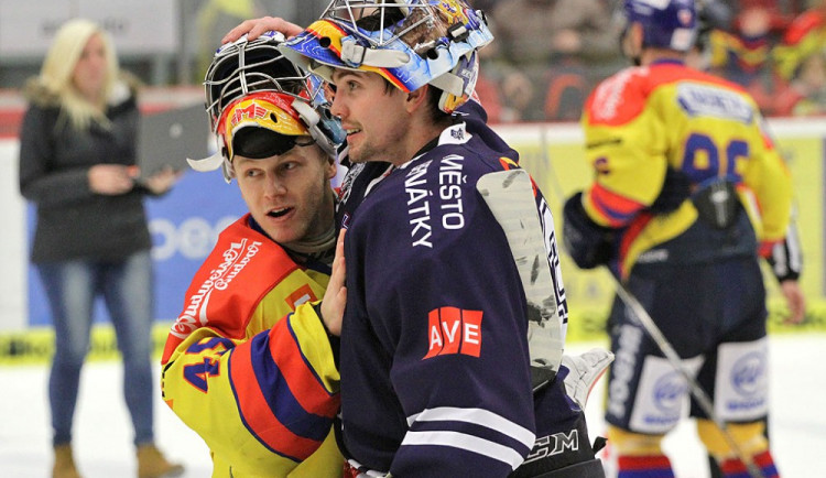 Gólmani Motoru David Gába (vlevo) a Ondřej Bláha se tentokrát postavili proti sobě. Úspěšnější byl ten, který v závěru roku oblékl budějcký dres