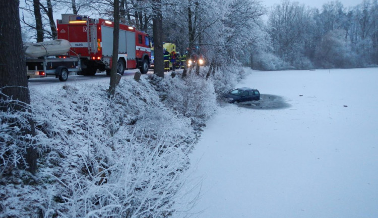 VIDEO: Další případ v krátké době. Hasiči lovili z rybníka Koberný auto se dvěma dětmi