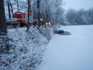 VIDEO: Další případ v krátké době. Hasiči lovili z rybníka Koberný auto se dvěma dětmi