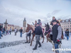 Tradiční pochod tří králů zaplnil budějcké náměstí