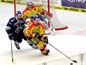 Duel s Kladnem byl premiérou pro Filipa Nováka. Na snímku před Davidem Tůmou