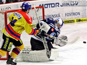 Hostující gólman Lukáš Cikánek vyrazil Nouzovu střelu ve 24. minutě maskou