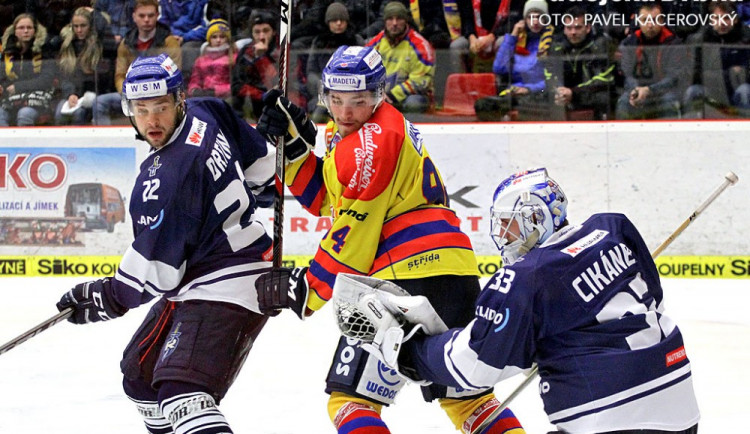 Několik slušných šancí měl proti Kladnu i Ondřej Šulek (na snímku s hostujícím Jiřím Drtinou před gólmanen Cikánkem)