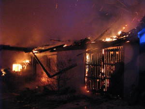 Noční požár stavení v obci Dub komplikoval silný mráz