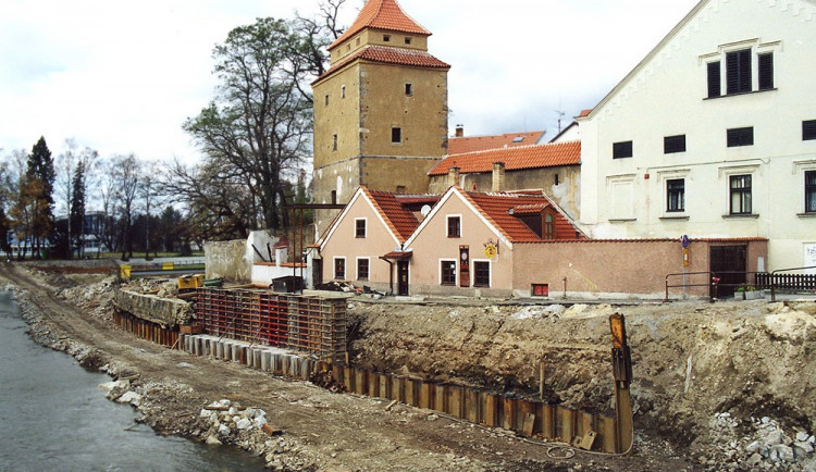 Stavba nového nábřeží u Železné panny po povodních v srpnu 2002.
