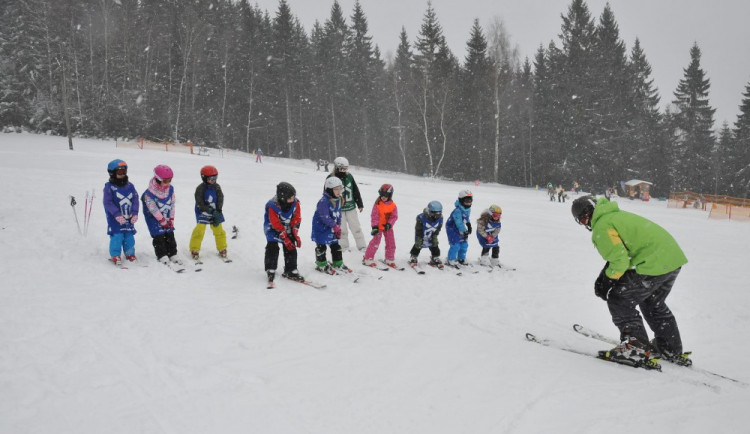 Dětská škola lyžování a snowboardingu pod vedením Jiřího Járy odstartovala 14. ledna