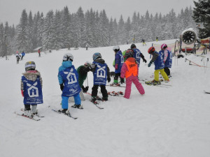 Dětská škola lyžování a snowboardingu pod vedením Jiřího Járy