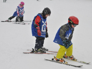 Dětská škola lyžování a snowboardingu pod vedením Jiřího Járy