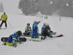 Dětská škola lyžování a snowboardingu pod vedením Jiřího Járy