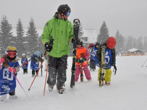 Dětská škola lyžování a snowboardingu pod vedením Jiřího Járy