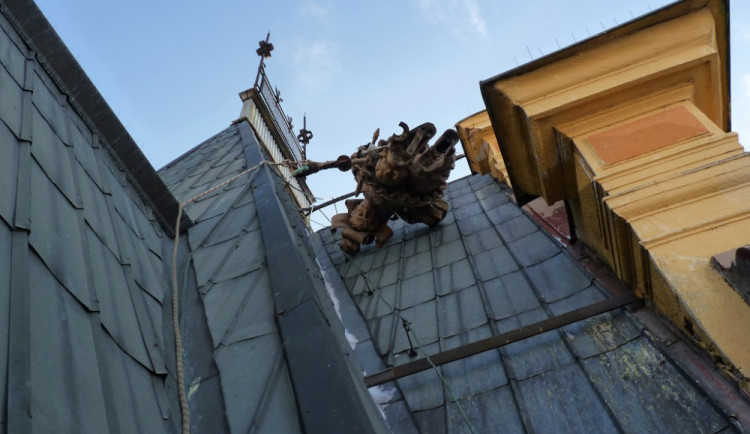 Vítr strhl metrákovou sochu z budovy na budějckém náměstí. Zachytila se na střeše