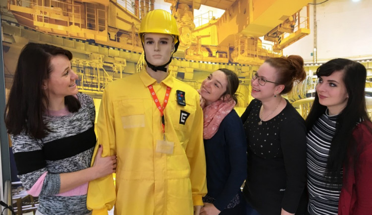 Jako první si s Květoslavem Uránkem na reaktorovém sále zapózovaly studenty Jihočeské univerzity