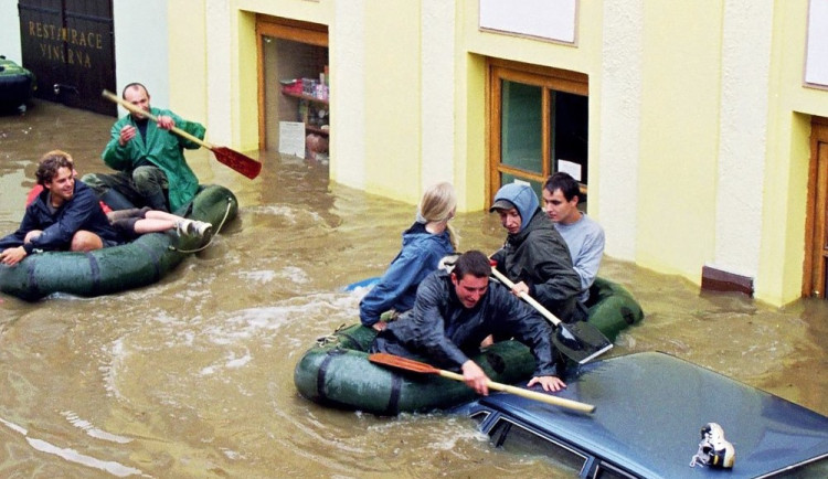 Povodně 2002: Do Panské ulice se voda dostala z Mlýnské stoky. Na náměstí musela auta ke kašně