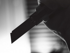 Mladík přepadl s nožem v ruce protivínský bar. Kriminalisté žádají o pomoc při pátrání
