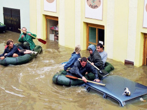 Povodně 2002: Do Panské ulice se voda dostala z Mlýnské stoky. Na náměstí musela auta ke kašně