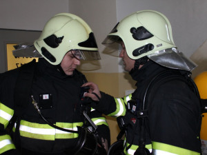 Před zásahem si hasiči zkotrolovali dozimetry. Průběžná kontrola se od nich očekávala i během akce