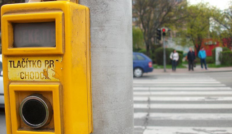 Semafory u přechodu na rušné ulici Na Sadech stále nefungují