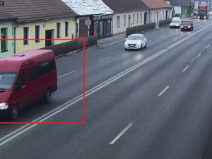 Dodávka Volkswagen LT, jejíž řidič měl vidět nehodu u Ševětína