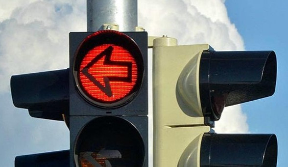 Technici pracují na provizorních semaforech na křižovatce ulic Pražská a Fráni Šrámka