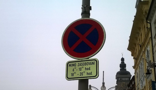 Nové dopravní značky na náměstí mají jen zdůraznit stávající platné značení