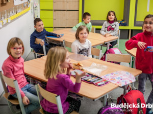 Předávání vysvědčení na ZŠ E. Destinové