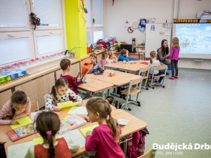 Předávání vysvědčení na ZŠ E. Destinové