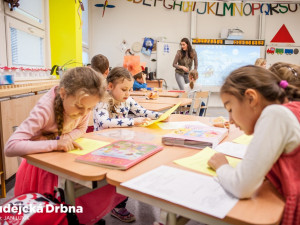 Předávání vysvědčení na ZŠ E. Destinové