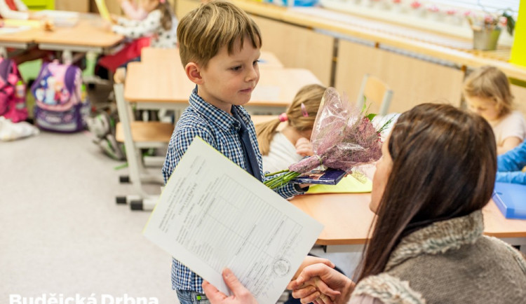 Předávání vysvědčení na ZŠ E. Destinové