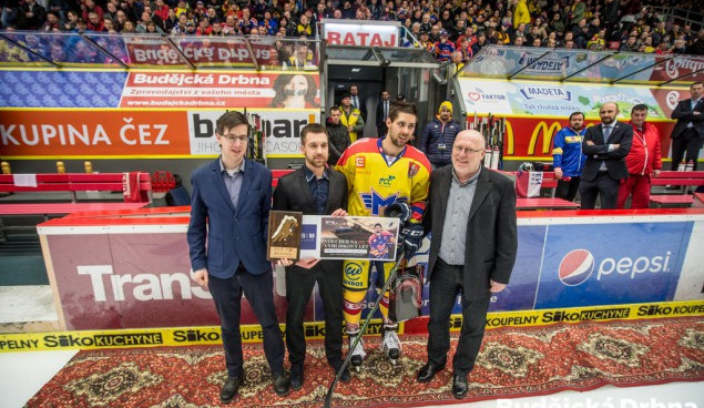 Mitch Fillman přebírá cenu pro vítěze ankety Sympaťák WSM ligy