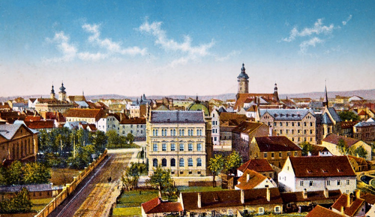 Panorama města z věže dívčího lycea v roce 1910, v popředí dnešní Dukelská a bývalá Rybní čtvrť.