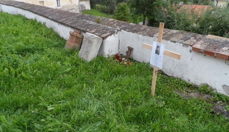Nové kříže na hřbitově v Čakově připomínají padlé příslušníky Stráže obrany státu