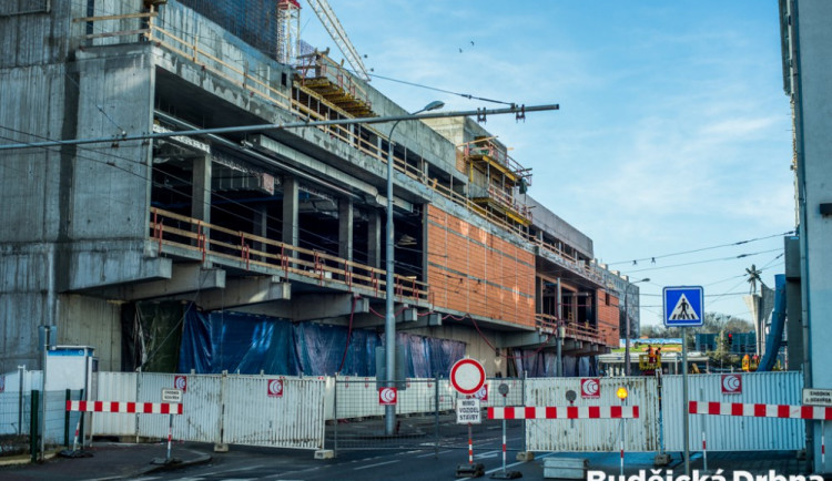 FOTO: Stavba IGY 2 uzavřela na dva měsíce Pekárenskou ulici