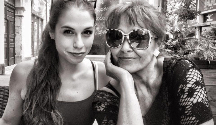 Herečka Vítů při natáčení videoklipu Detektivní