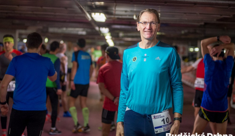 Jednatel Jihočeského klubu maratonců Miroslav Šimek na 10. ročníku Mercury Maratonu
